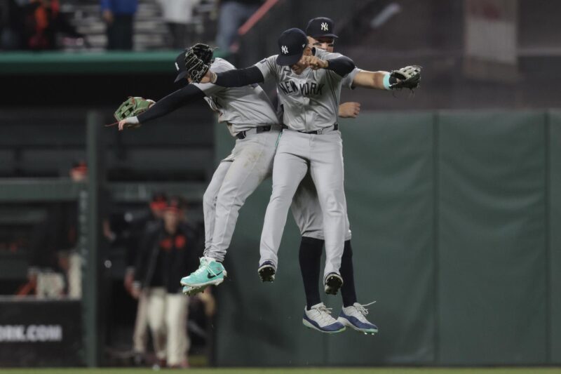 Imagen tomada el 2 de junio pasado a jugadores de los Yankees de Nueva York en la celebración de un triunfo en jornada de Grandes Ligas, gesto que se repitió este martes en casa al doblegar por 5-1 a los Mellizos de Minnesota. EFE/John G. Mabanglo.