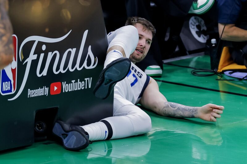 El esloveno Luka Doncic, base de los Mavericks de Dallas, fue registrado este domingo, 9 de junio, tras sufrir una caída, durante el segundo partido de las Finales de la NBA contras los Celtis de Boston, en el coliseo TD Garden de Boston (Massachusetts, EE.UU.). EFE/CJ Gunther