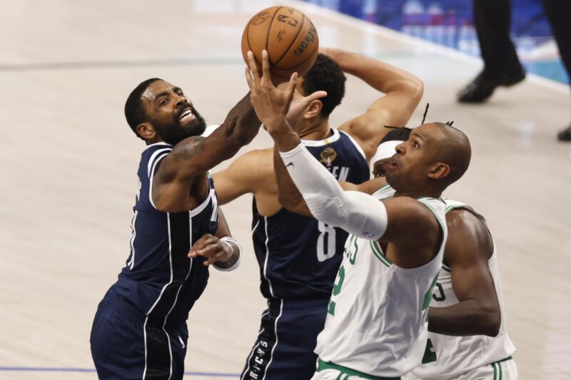 El guardia de los Dallas Mavericks, Kyrie Irving (i) y el pívot de los Boston Celtics, Al Horford (d), buscan un rebote durante el tercer partido j de las Finales de la NBA en Arlington. EFE/EPA/ADAM DAVIS SHUTTERSTOCK OUT