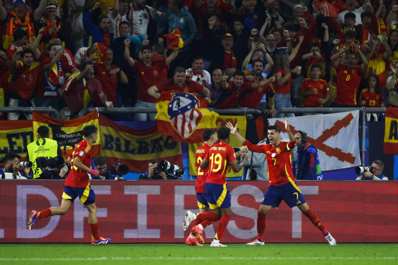 El delantero de la selección española de fútbol Lamine Yamal (d) pelea un balón con Lorenzo Pellegrini (2i), de la selección italiana, durante el encuentro de la fase de grupos de la Eurocopa 2024 en el Arena AufSchalke, Gelsenkirchen (Alemania). EFE//JJ Guillén