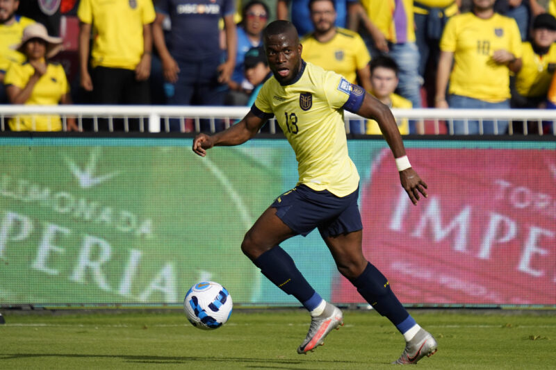 Venezuela debe "mantener los pies en la tierra" tras victoria Fotografía de archivo en la que se registró a Enner Valencia, atacante y capitán de la selección nacional de fútbol de Ecuador, que se convirtió en el primer expulsado de la Copa América 2024. EFE/Santiago Fernández