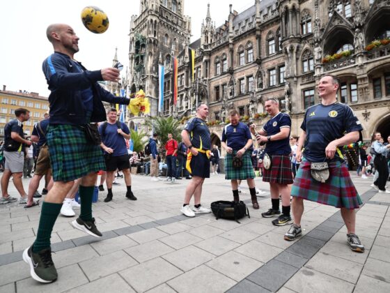 Alemania ingresará más de 1,000 millones de euros con la Euro Seguidores escoceses en Munich recorren la ciudad a la espera del partido inaugural de la Eurocopa 2024. EFE/EPA/ANNA SZILAGYI