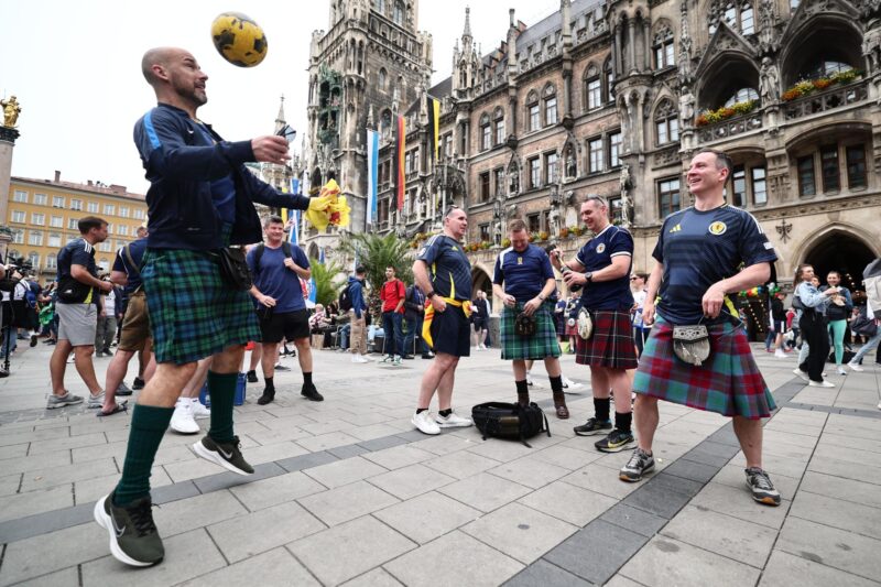 Seguidores escoceses en Munich recorren la ciudad a la espera del partido inaugural de la Eurocopa 2024. EFE/EPA/ANNA SZILAGYI