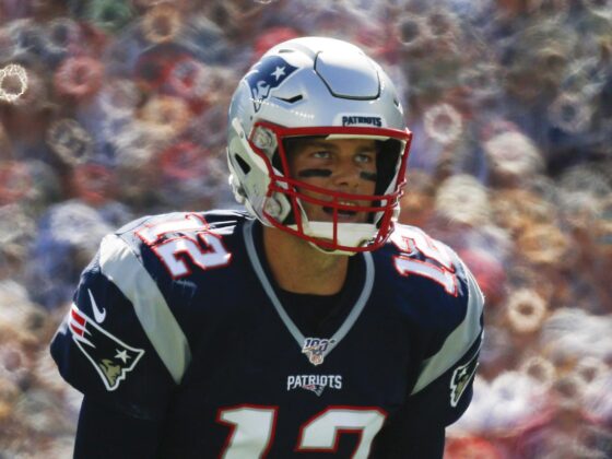 Patriots retiran el 12 de Tom Brady en su ingreso al Salón de la Fama Archivo. EFE/EPA/CJ GUNTHER - Estrellas de NFL y el espectáculo elogian a Brady en su ingreso a Salón de la Fama de Pats