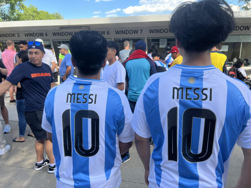 Seguidores argentinos asisten al partido amistoso preparatorio a la Copa América entre las selecciones de Argentina y Ecuador, en el estadio Soldier Field, en Chicago (Estados Unidos). EFE/ Andrea Montolivo