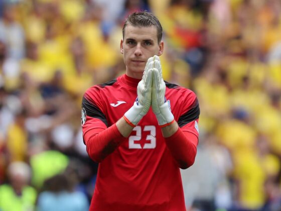 Eslovaquia 1 - 2 Ucrania: Resultado, resumen y estadísticas El portero ucraniano Andriy Lunin pide perdón con un gesto a sus seguidores después de perder el partido de fútbol del Grupo E de la Eurocopa 2024 entre Rumania y Ucrania, en Munich, Alemania. EFE/EPA/MOHAMED MESSARA