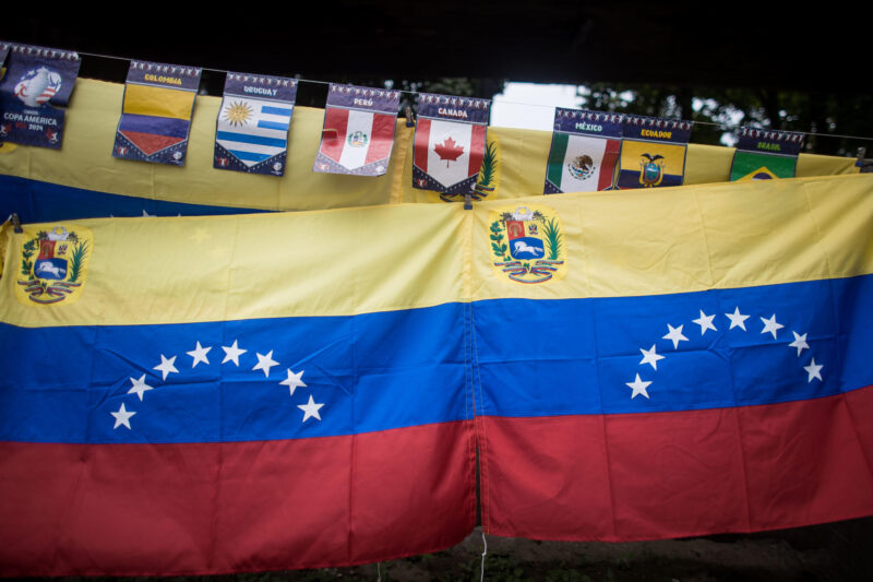 Fotografía de un puesto de venta de banderas de Venezuela en Caracas (Venezuela). EFE/ Miguel Gutierrez