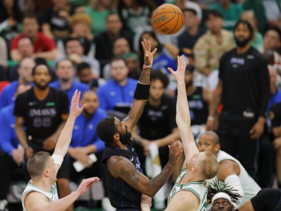 Celtics de Boston: Ganar el Juego 1 y la suerte de campeón El jugador de los Dallas Mavericks, Kyrie Irving (C) contra los jugadores de los Boston Celtics, Kristaps Porzingis (d) y Sam Hauser (i). EFE/EPA/CJ GUNTHER SHUTTERSTOCK FUERA
