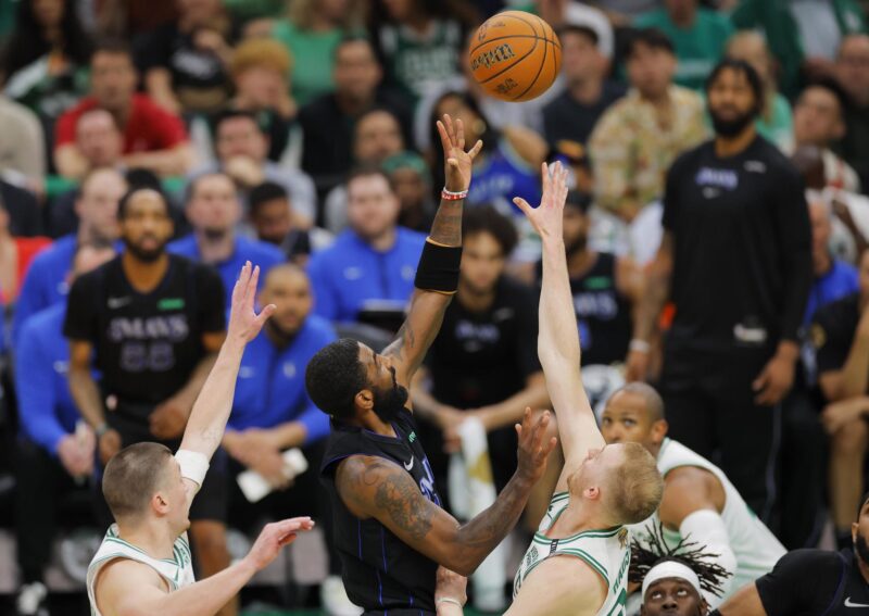 Celtics de Boston: Ganar el Juego 1 y la suerte de campeón El jugador de los Dallas Mavericks, Kyrie Irving (C) contra los jugadores de los Boston Celtics, Kristaps Porzingis (d) y Sam Hauser (i). EFE/EPA/CJ GUNTHER SHUTTERSTOCK FUERA