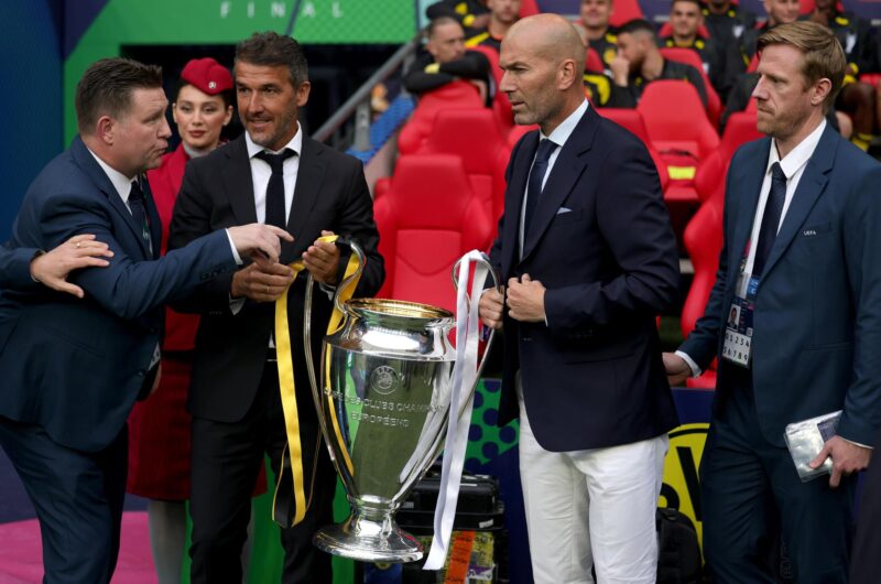 Zinedine Zidane confirmó su regreso a los banquillos Zinedine Zidane (D) y Karl-Heinz Riedle (i) portan el trofeo de la Liga de Campeones. EFE/EPA/NEIL HALL
