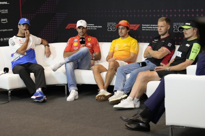 'Checo' Pérez recupera confianza y es quinto en los Libres 1 de España MONTMELÓ (BARCELONA) (ESPAÑA), 20/06/2024.- De izquierda a derecha: el piloto australiano de RB Daniel Ricciardo, el piloto español de Ferrari Carlos Sainz, su compatriota de Aston Martin Fernando Alonso; el danés de Haas Kevin Magnussen, y el finlandés de Kick Sauber Valtteri Bottas, durante la rueda de prensa ofrecida este jueves en el Circuito de Barcelona Cataluña en Montmeló donde este fin de semana se disputa el Gran Premio de España de Fórmula Uno. EFE/ Alejandro García