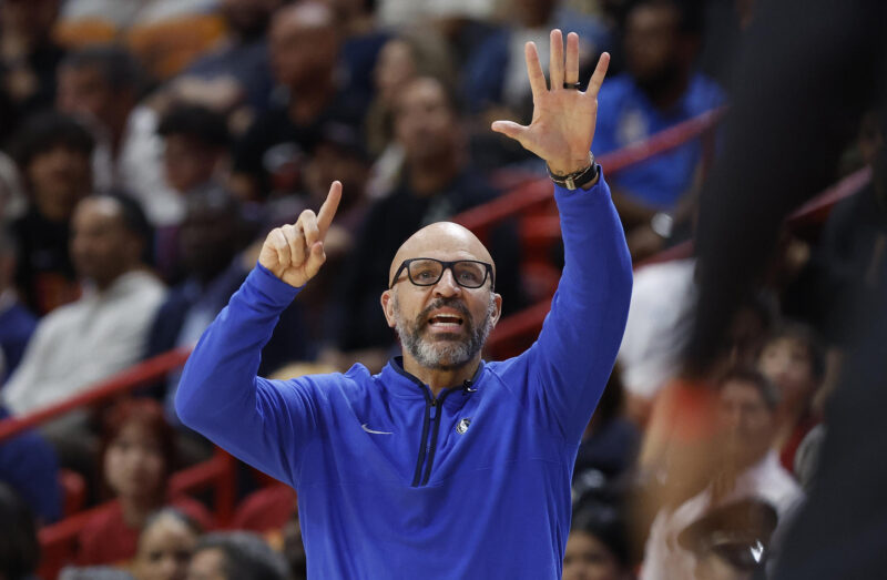 Jason Kidd: Boston no hace cambios, es un equipo que te hace cambiar Fotografía de archivo en la que se registró al entrenador del equipo estadounidense de baloncesto Mavericks de Dallas, Jason Kidd, durante un partido de la NBA, en el coliseo Kaseya Center de Miami (Florida, EE.UU.). EFE/Rhona Wise