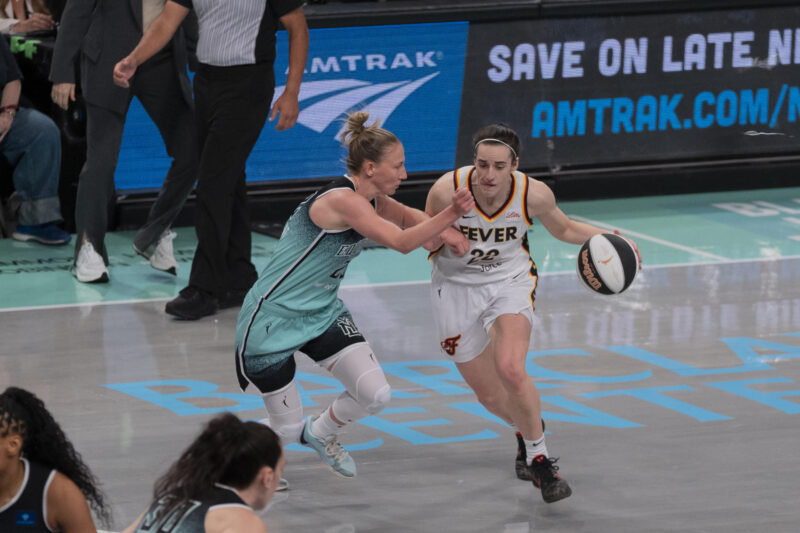 Caitlin Clark, primera novata en 16 años en el equipo del año de WNBA Caitlin Clark (d), base estrella de las Indiana Fever, fue registrada este domingo, 2 de junio, al intentar superar la marca de la defensa de las New York Liberty, durante un partido de la WNBA, en el coliseo Barclays Center de Brooklyn (Nueva York, EE.UU). EFE/Ángel Colmenares