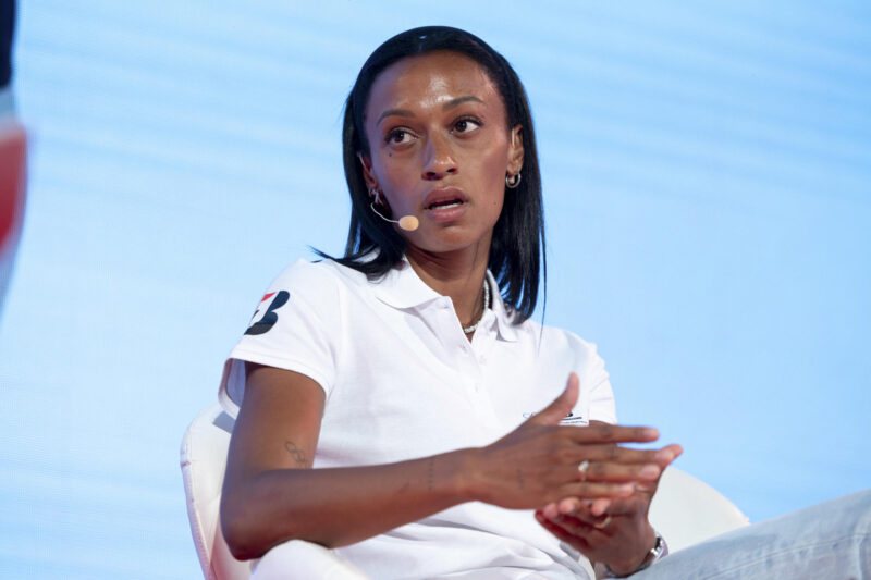 La atleta Ana Peleteiro participa en un acto de Bridgestone para comenzar la cuenta atrás para los Juegos Olímpicos de París 2024, este martes en la sede del Comité Olímpico Español, en Madrid . EFE/ Daniel Gonzalez
