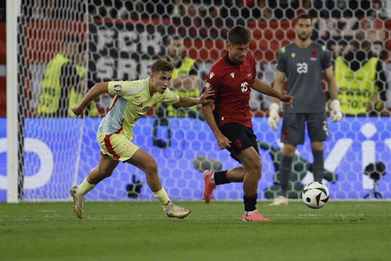 El mediocentro español Fermín (i) disputa una posesión ante el mediocentro ofensivo albanés Nedim Bajrami (d) durante el encuentro de la fase de grupos de la Eurocopa 2024 disputado entre las selecciones de España y Albania en Düsseldorf (Alemania), este lunes. EFE/ Alberto Estévez