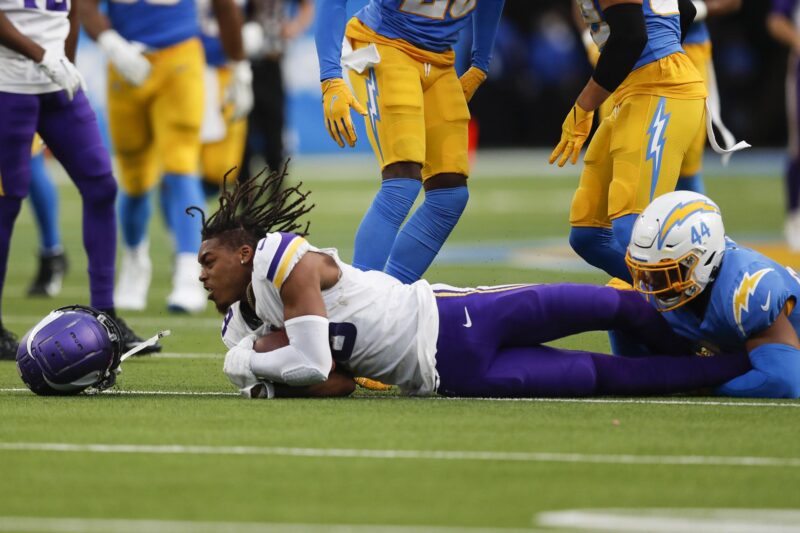 Fotografía de archivo en la que se registró a Justin Jefferson, receptor de los Vikings de Minnesota (abajo), durante un partido de la NFL, en el SoFi Stadium de Inglewood (California, EE.UU.). EFE/Caroline Brehman