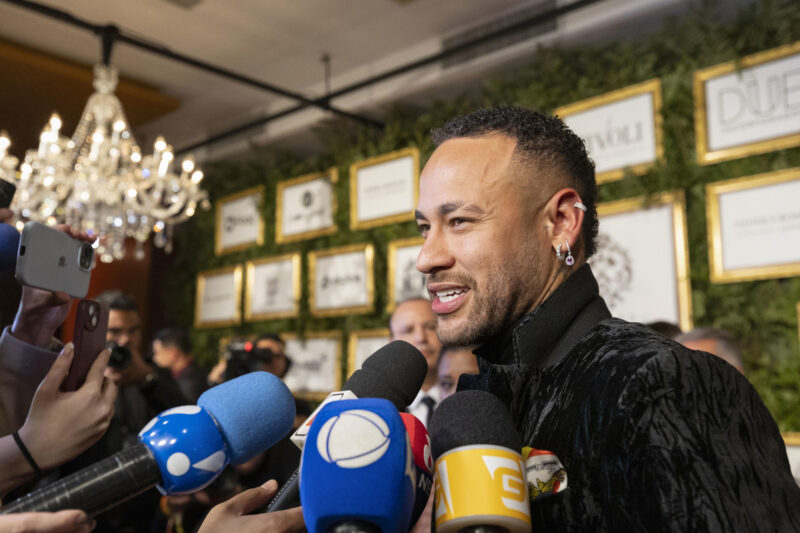 El futbolista brasileño Neymar fue registrado este lunes, 3 de junio, al atender a la prensa, durante una subasta promovida por su ONG, el Instituto Neymar Jr, en Sao Pablo (Brasil). EFE/Isaac Fontana