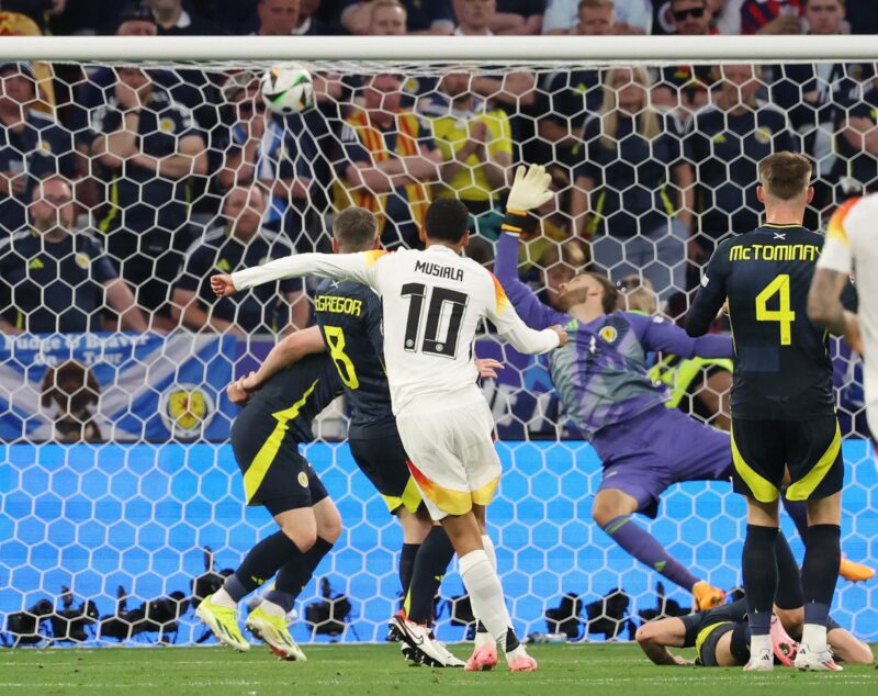 Jamal Musiala fusila para hacer el 2-0 durante el partido inaugural que juegan Alemania y Escocia en Múnich, Alemania. EFE/EPA/FRIEDEMANN VOGEL