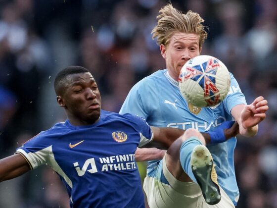 Premier League: arrancará con un Chelsea - Manchester City Kevin De Bruyne, del Manchester City, y Moises Caicedo, del Chelsea, durante un partido. EFE/EPA/NEIL HALL