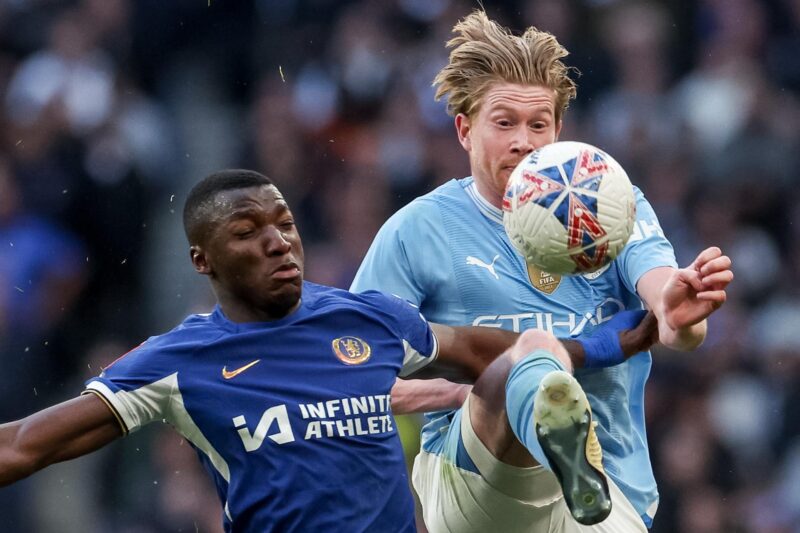 Kevin De Bruyne, del Manchester City, y Moises Caicedo, del Chelsea, durante un partido. EFE/EPA/NEIL HALL
