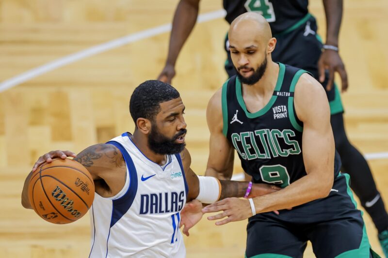 Kyrie Irving (i), escolta de los Mavericks Dallas, fue registrado este domingo, 9 de junio, al intentar superar la marca de Derrick White, guarda de los Celtics de Boston, durante el segundo partido de las Finales de la NBA, en el coliseo TD Garden de Boston (Massachusetts, EE.UU.). EFE/CJ Guhther