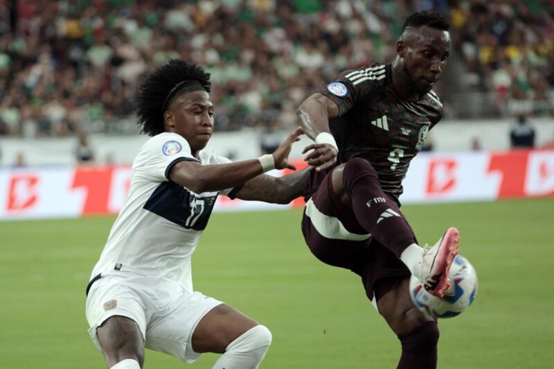 Angelo Preciado de Ecuador (I) y Julian Quiñones de México (D) en la Copa América 2024. EFE/EPA/JUAN G. MABANGLO