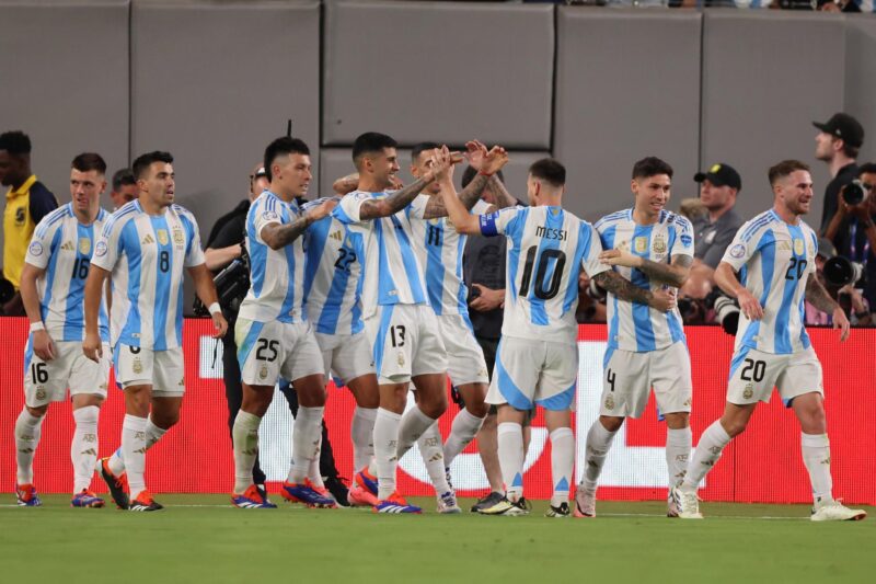 Jugadores de la selección argentina de fútbol fueron registrados este martes, 25 de junio, al celebrar el gol que Lautaro Martínez le anotó a Chile, durante un partido del grupo A de la Copa América, en el estadio MetLife de East Rutherford (Nueva Jersey, EE.UU.) . EFE/Justin Lane