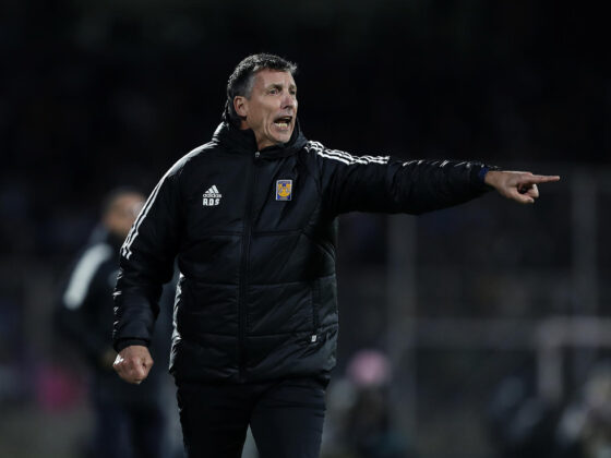 Ataque cibernético contra aspirante a DT de Chivas: Dante Siboldi El entrenador de Tigres, Robert Dante Siboldi da instrucciones a sus jugadores frente a Pumas, durante un juego de ida por las semifinales del torneo Apertura 2023 de la Liga MX en el estadio Olímpico Universitario de Ciudad de México. (México). Imagen de archivo. EFE/Isaac Esquivel