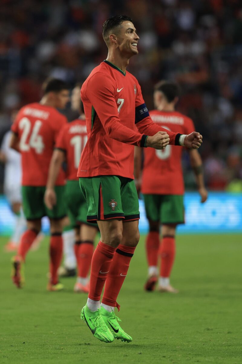 Cristiano y los 10 récords de la Euro que están a su nombre El delantero de Portugal Cristiano Ronaldo celebra uno de sus goles durante el partido amistoso que han jugado Portugal e Irlanda en Aveiro, Portugal. EFE/EPA/JOSE COELHO