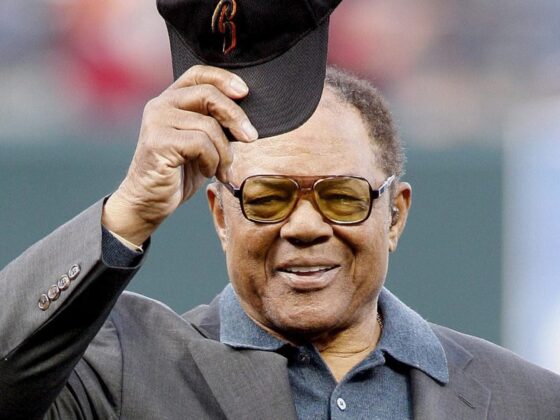 "No te hagas el Willie Mays": el origen de la frase en su honor Fotografía de archivo, tomada en 6 mayo de 2006, en la que se registró a la leyenda del béisbol Willie Mays, durante un homenaje por su cumpleaños 75, en el estadio AT&T Park de San Francisco (California, EE.UU.). EFE/Monica Davey