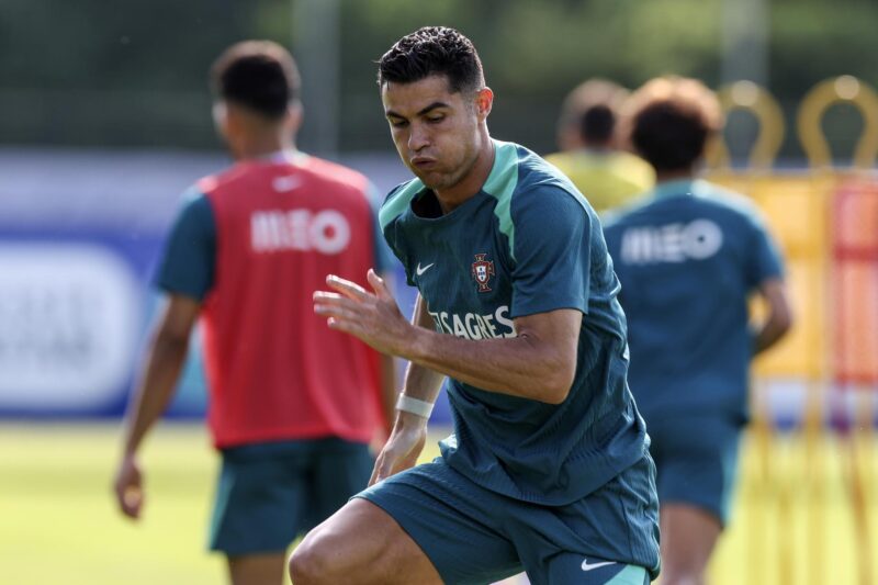 El jugador portugués Cristiano Ronaldo en un entrenamiento de su selección en Marienfeld, Harsewinkel, Alemania. EFE/EPA/MIGUEL A. LOPEZ