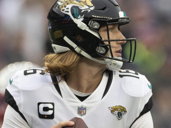 Trevor Lawrence, el QB mejor pagado de la NFL tras firmar por 275 MDD Fotografía de archivo en la que se registró al mariscal de campo de los Jaguars de Jacksonville, Trevor Lawrence, durante un partido de la NFL, en el Gillette Stadium de Foxborough (Massachusetts, EE.UU.). EFE/CJ Gunther