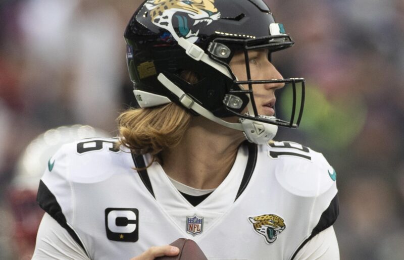 Trevor Lawrence, el QB mejor pagado de la NFL tras firmar por 275 MDD Fotografía de archivo en la que se registró al mariscal de campo de los Jaguars de Jacksonville, Trevor Lawrence, durante un partido de la NFL, en el Gillette Stadium de Foxborough (Massachusetts, EE.UU.). EFE/CJ Gunther