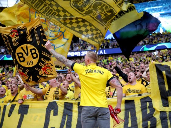 Afición del Dortmund carga contra la UEFA por nuevo formato Aficionados del Borrusia Dortmund en Wembley. EFE/EPA/NEIL HALL