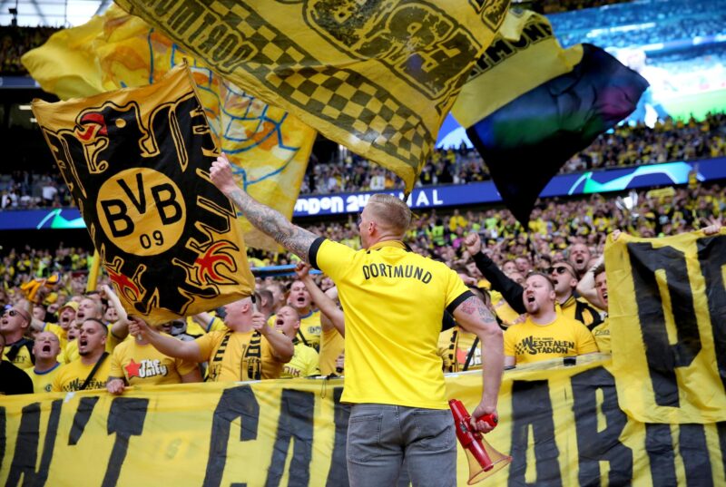 Afición del Dortmund carga contra la UEFA por nuevo formato Aficionados del Borrusia Dortmund en Wembley. EFE/EPA/NEIL HALL