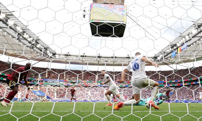 El jugador de Eslovaquia David Hancko saca bajo palos un disparo durante el partido del grupo E que han jugado Bélgica y Eslovaquia en Fránkfort, Alemania. EFE/EPA/ABEDIN TAHERKENAREH