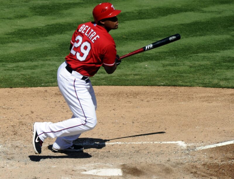 Fotografía de archivo, tomada en septiembre de 2011, en la que se registró al ex pelotero dominicano Adrián Beltré al actuar para los Rangers de Texas durante un partido de la MLB. Beltré, miembro del Salón de la Fama de las Grandes Ligas, ha sido designado embajador del Juego de Estrellas de la MLB de 2024. EFE/Larry W. Smith