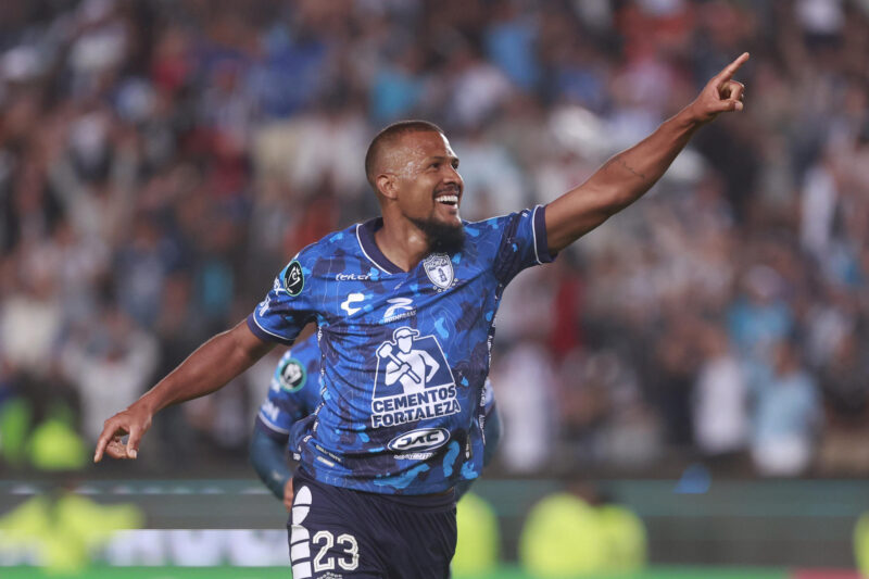 Pachuca vs Chivas EN VIVO: Alineaciones, horarios y por dónde ver El venezolano Salomón Rondón anotó doblete en el triunfo por 3-0 del Pachuca ante el Columbus Crew durante la final de la Copa de Campeones de la Concacaf este sábado en el estadio Hidalgo de la ciudad de Pachuca (México). EFE /David Martínez Pelcastre