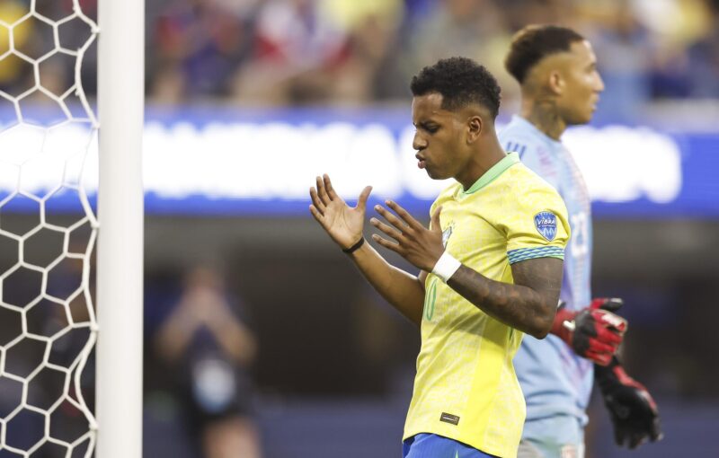 Copa América: Costa Rica opaca a Brasil; Colombia imparable El delantero brasileño Rodrygo (i) reacciona ante un tiro fallido en durante el partido de la Copa América 2024. EFE/EPA/CAROLINE BREHMAN