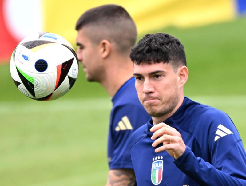 Estos son los 3 defensores que tendría el Real Madrid en órbita El defensa italiano Alessandro Bastoni durante un entrenamiento. EFE/EPA/Daniel Dal Zennaro