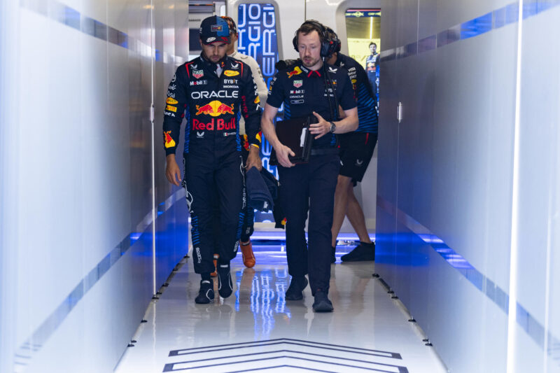 El piloto mexicano Sergio Perez del equipo Oracle Red Bull Racing durante la tercera sesión de entrenamientos libres en el Circuito de Barcelona Cataluña en Montmeló donde este fin de semana se disputa el Gran Premio de España de Fórmula 1. EFE/ Siu Wu