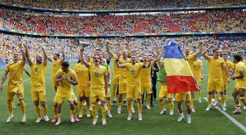 Rumanía celebra la goleada durante el partido del grupo E que han jugado Rumanía y Ucrania en Múnich, Alemania) EFE/EPA/RONALD WITTEK