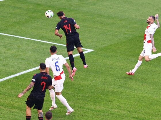 Croacia sufre y reparte puntos con Albania en la EURO 2024 El jugador de Albania Qazim Laci (2-d) logra de cabeza el 0-1 durante el partido del grupo B entre Croacia y Albania en Hambugo, Alemania. EFE/EPA/FILIP SINGER
