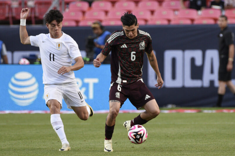 Gerardo Arteaga (d), de México. disputa el balón con Facundo Pellistri, de Uruguay, en un amistoso en Denver. EFE/ Todd Pierson