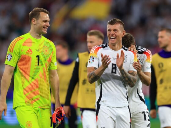 Eurocopa: La representación de las grandes ligas en los octavos El portero Manuel Neuer (i) y Toni Kroos (c) de Alemania celebran ganar el partido del grupo A de la Eurocopa 2024 entre su selección y Escocia en Munich, Alemania. EFE/EPA/MARTÍN DIVISEK