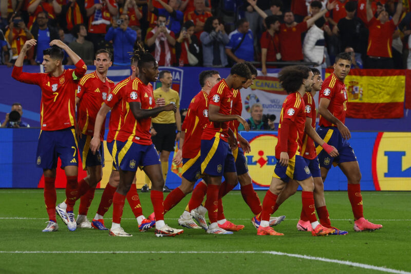 Los jugadores de la selección española celebran su primer gol durante el encuentro correspondiente a la fase de grupos de la Eurocopa 2024 que España e Italia. EFE/Jorge Guillén