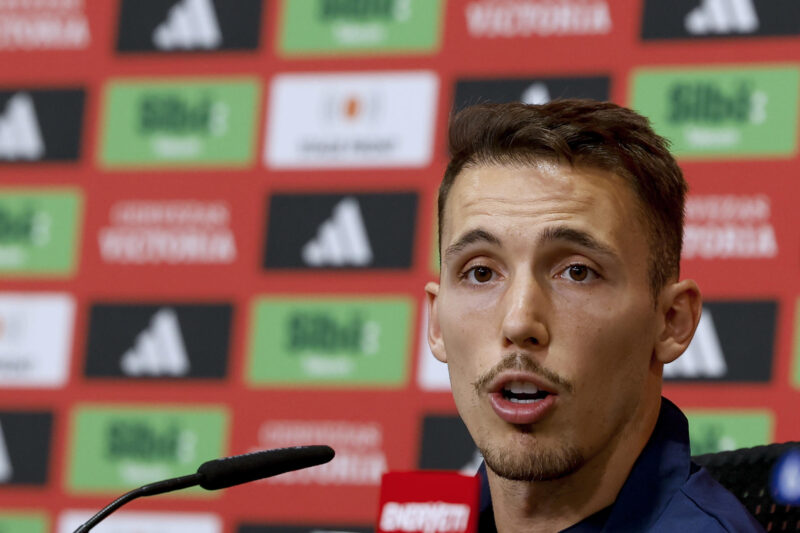 El futbolista de la selección española Alejandro Grimaldo en una rueda de prensa en el lugar de concentración del equipo en la localidad alemana de Donaueschingen. EFE/ J.J. Guillen