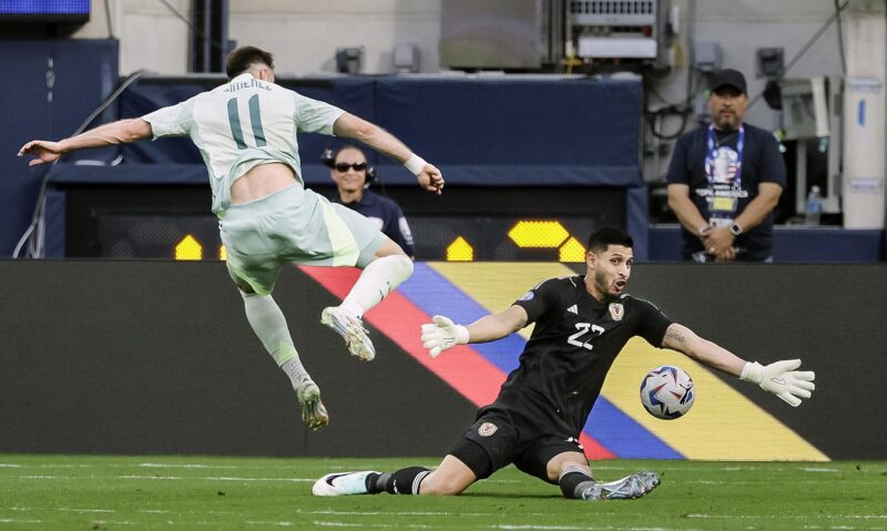 El guardameta venezolano Rafael Romo (d) en acción ante el mexicano Santiago Gimenez (i) en el partido que les enfrentó en la Copa América 2024. EFE/EPA/ALLISON DINNER