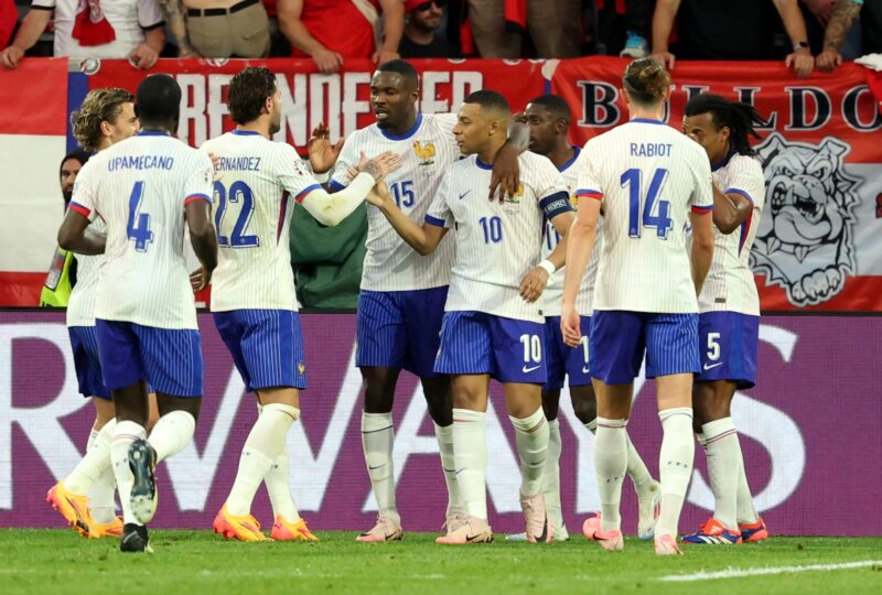 Eurocopa: Lo que puede deparar la última jornada del grupo D Kylian Mbappe celebra con sus compañeros un gol ante Austria. EFE/EPA/FRIEDEMANN VOGEL