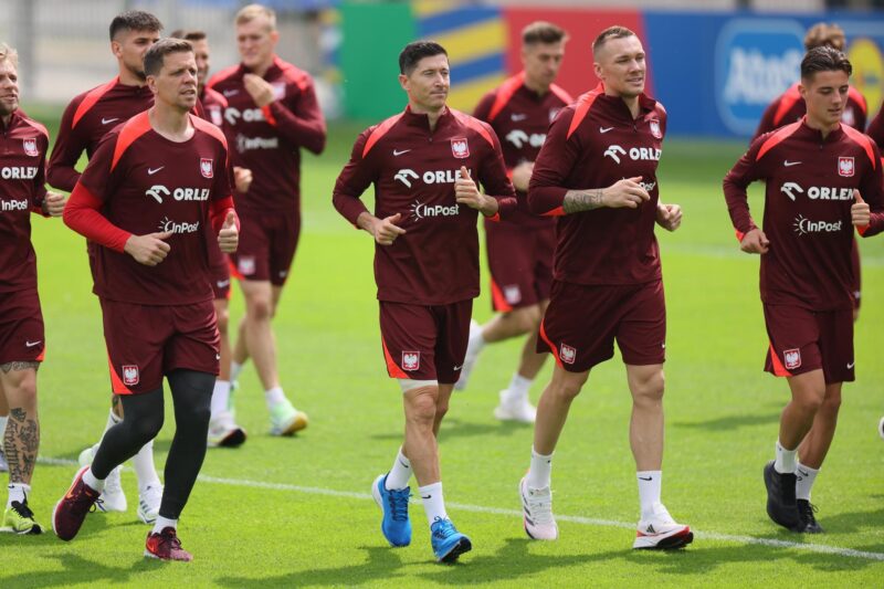 Robert Lewandowski, (c), ya se reincorporó este miércoles al entrenamiento con el grupo para apurar su puesta a punto para el decisivo duelo del grupo D de este viernes contra Austria. EFE/EPA/Leszek Szymanski
